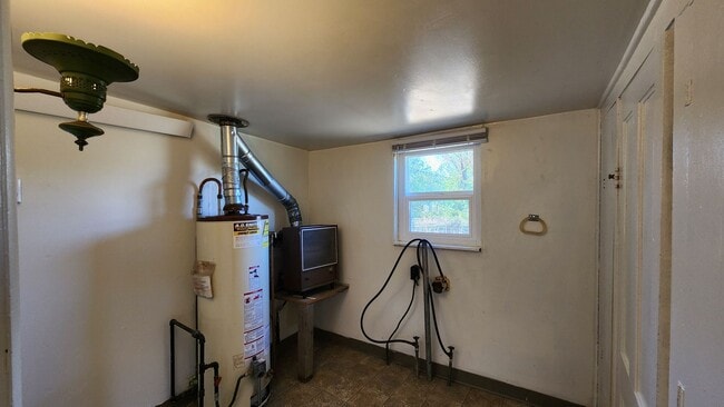 Building Photo - Home on Two Acres with Pets Considered