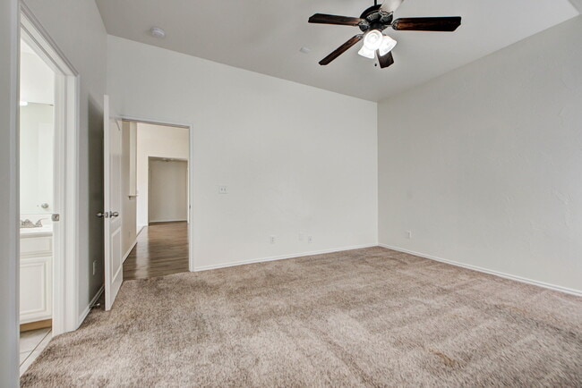 Building Photo - 608 Cavecreek St