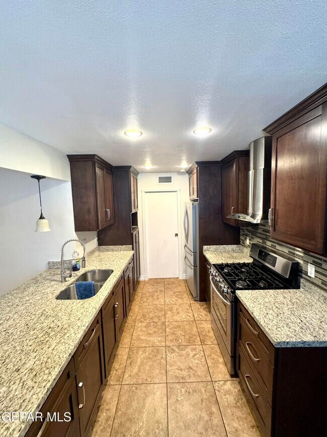 Building Photo - 10288 Lakeview Dr