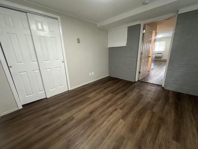 Building Photo - 2 bed 1 bath fully renovated