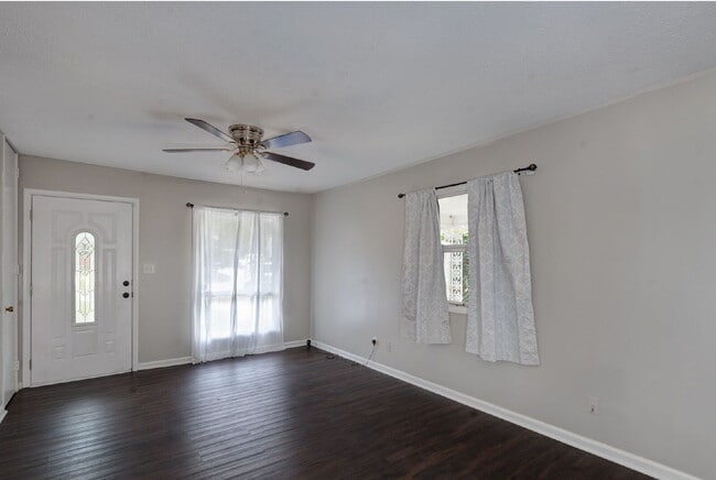 Building Photo - 4527 Fairview Dr