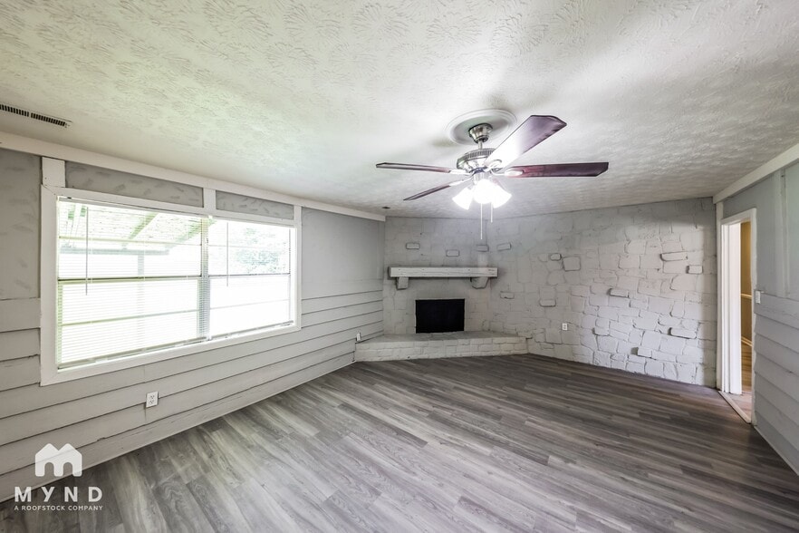 Building Photo - 2110 Vicki Dr