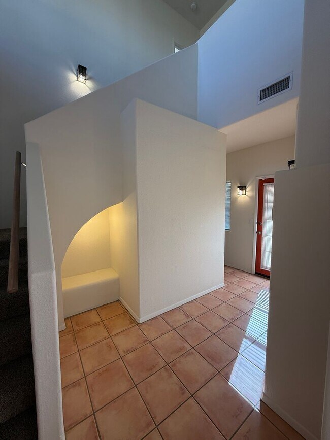 Building Photo - Beautiful 3 Bedroom/2.5 Bathroom Home Located off Roadrunner