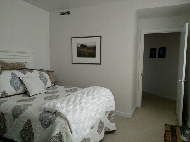 Building Photo - Stunning 2 Bedroom 2 Bath condo, with 2 Parking spots in the heart of vibrant Kirkland for Rent