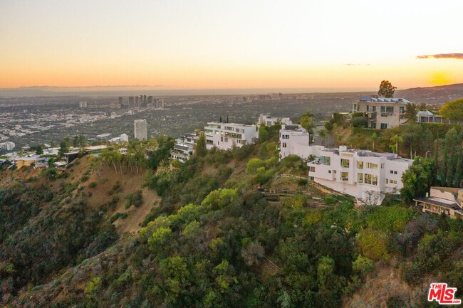 Building Photo - 2231 Sunset Plaza Dr