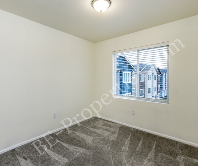 Building Photo - Beautiful 3 Bedroom 2.5 Bathroom Townhouse.