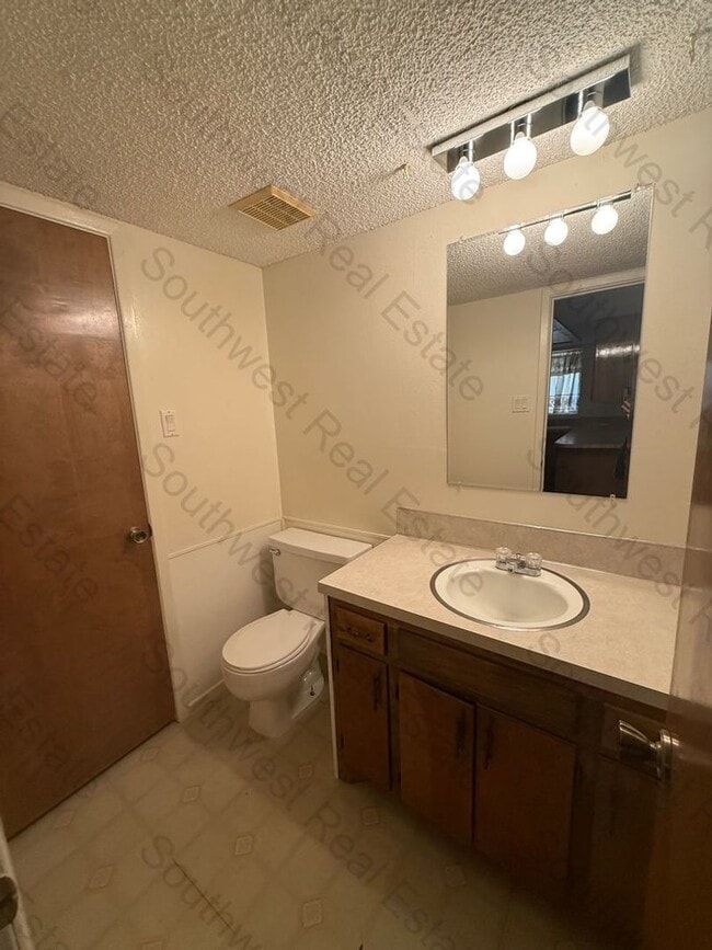 Building Photo - Spacious 2-bedroom 2 baths on the golf course!