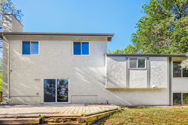 Building Photo - 814 Hans Brinker St