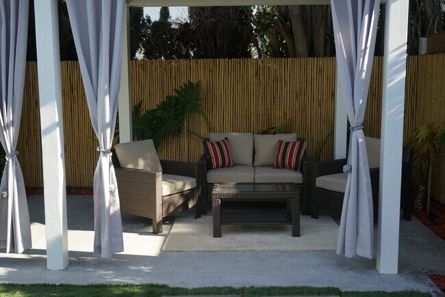 Building Photo - 1416 S Crest Dr