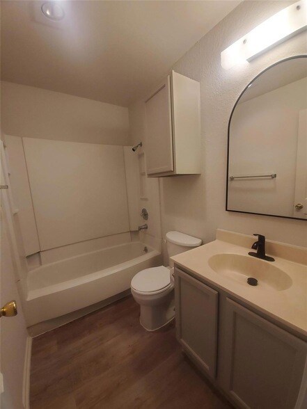 Building Photo - 6909 Hyland Cir