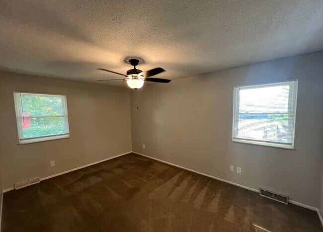 Building Photo - Quiet Cul-de-Sac Home with Bonus Room & Bi...