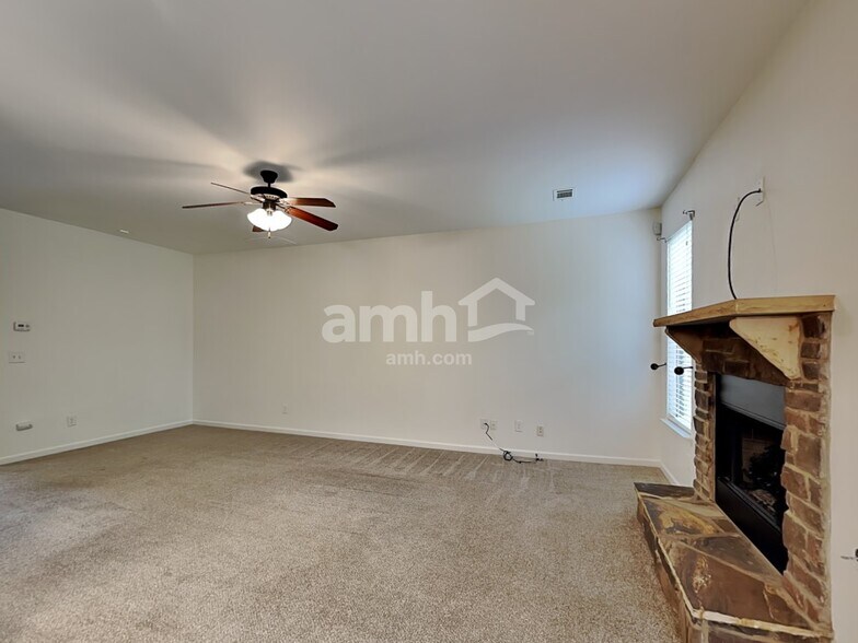 Building Photo - 272 Oak Branch Dr