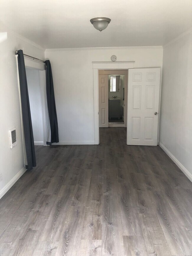 Building Photo - Lower 1 Bedroom Backhouse near Downtown Lo...