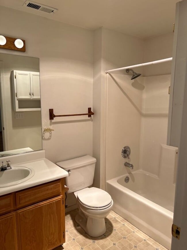 Building Photo - SINGLE FAMILY HOME W/ FENCED YARD/ DOUBLE ...