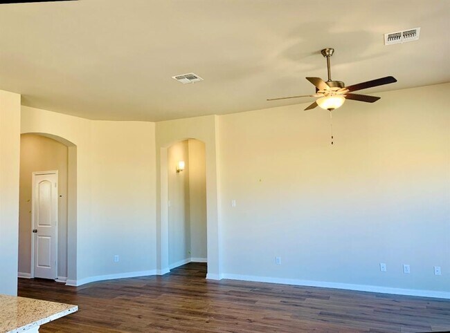 Building Photo - 808 Fallbrook Dr