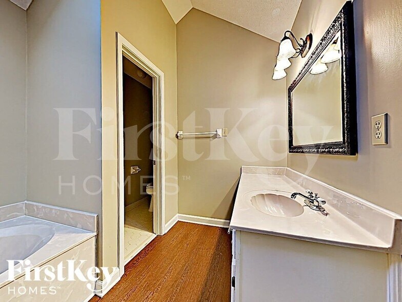 Building Photo - 3718 Old Creek Cove