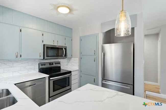 Building Photo - 2202 Spicewood Dr