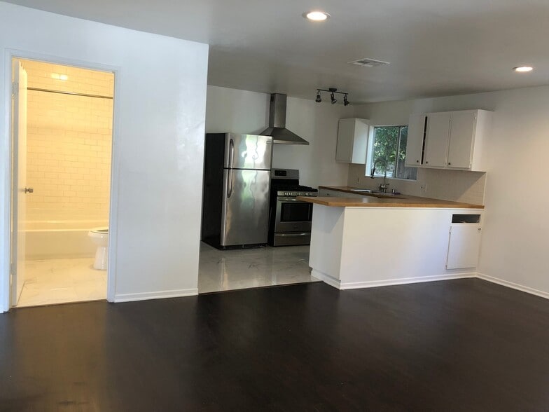 Building Photo - 719 N Formosa Ave