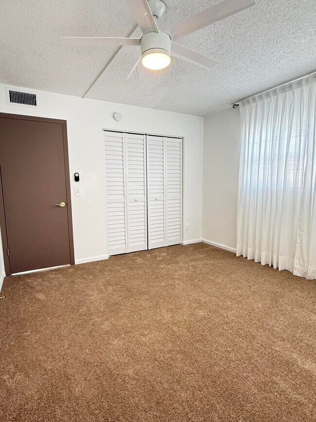 Building Photo - 402 Brighton J