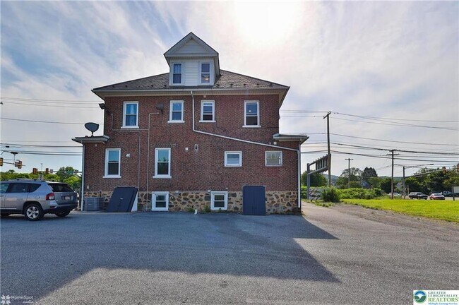 Building Photo - 1660 Main St