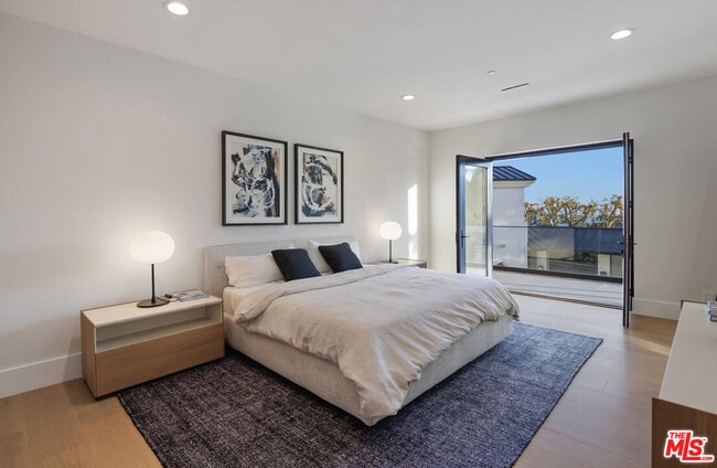 Building Photo - 7052 Dume Dr