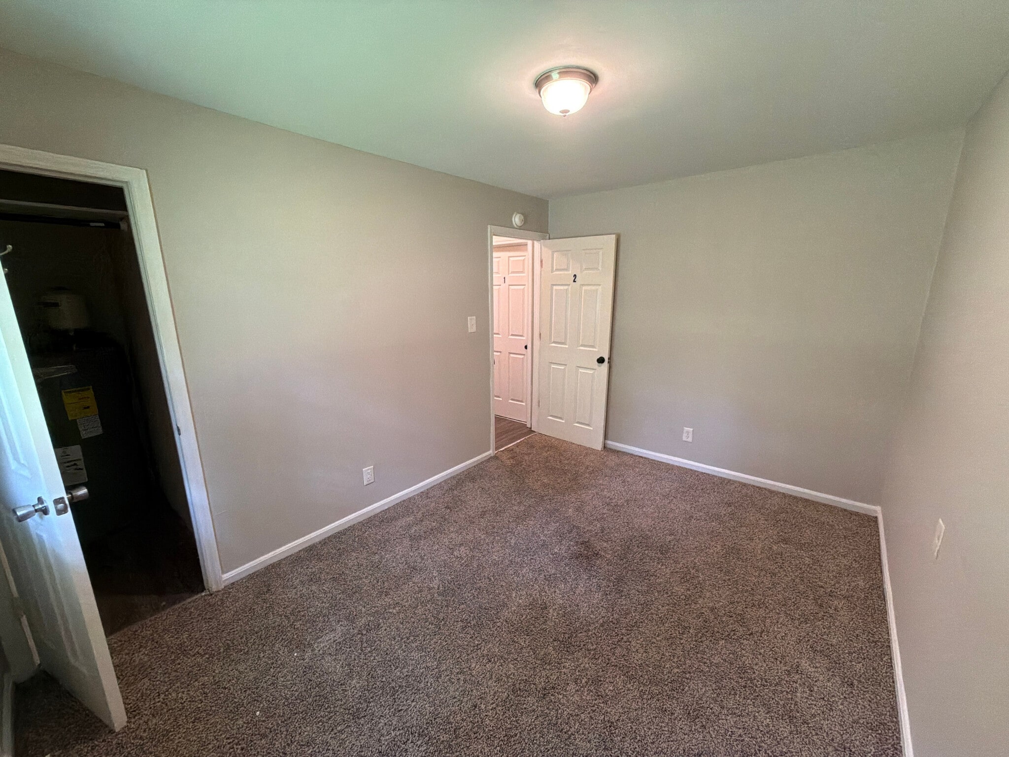Building Photo - Room in Apartment on Overland Heights