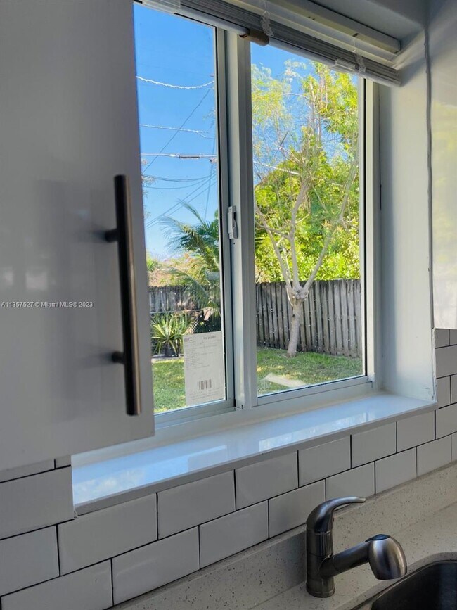 Building Photo - 1517 NE 110th St