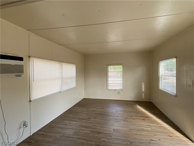 Building Photo - 2207 Cantor Ln