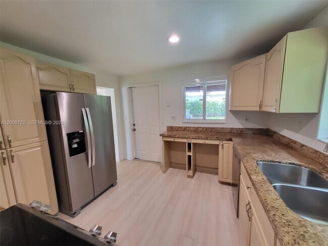 Building Photo - 825 Cremona Ave