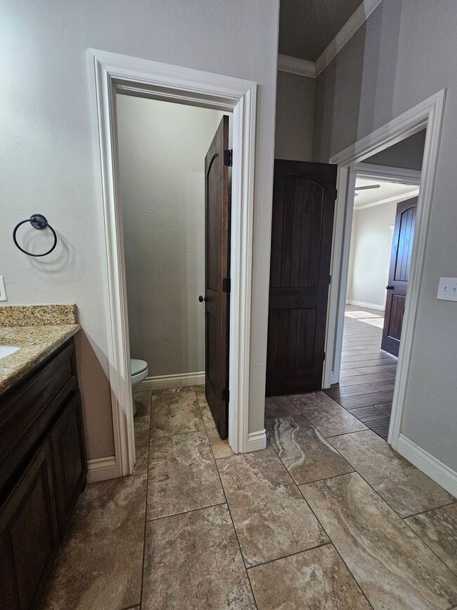 Building Photo - (2) Bed/(2.5) Bath Townhome in Gated Commu...