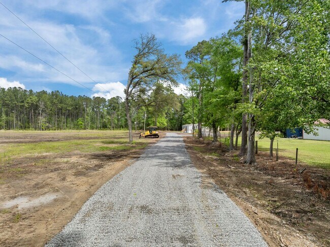 Building Photo - Peaceful 3 Bedroom Rental Home on 1 Acre – Lawn Care Included