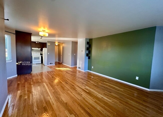 Building Photo - 537 NE Ellis Way