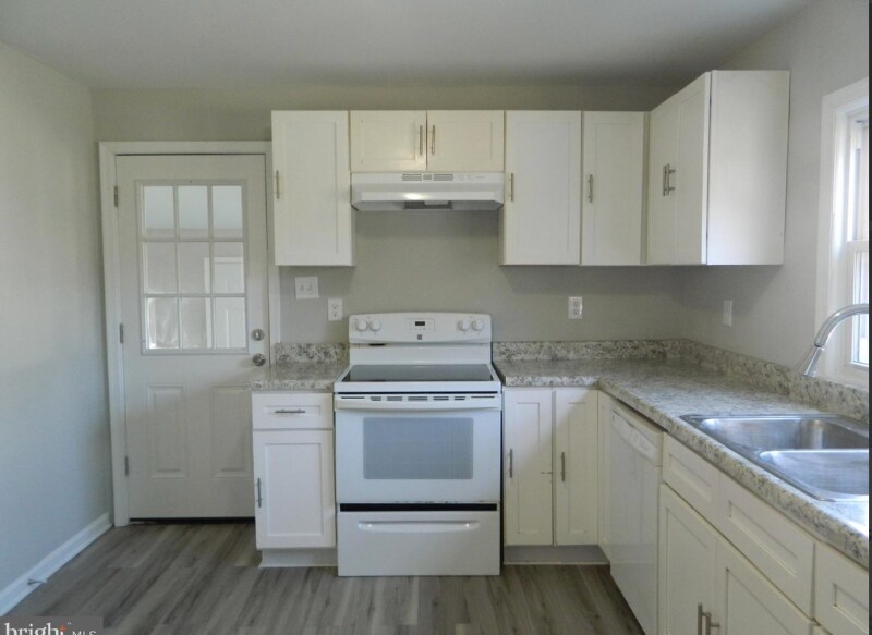 Building Photo - 719 E Division St