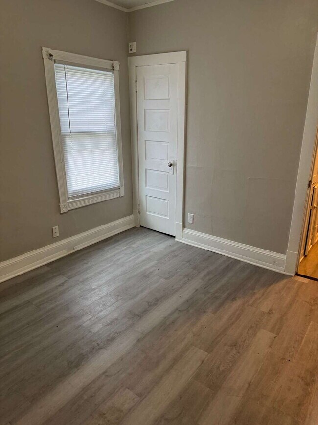 Building Photo - "Milwaukee Duplex: 3 Bedroom 1 Full Bath Lower