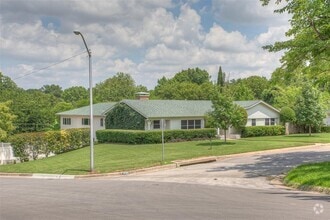 Building Photo - 1701 Versailles Rd