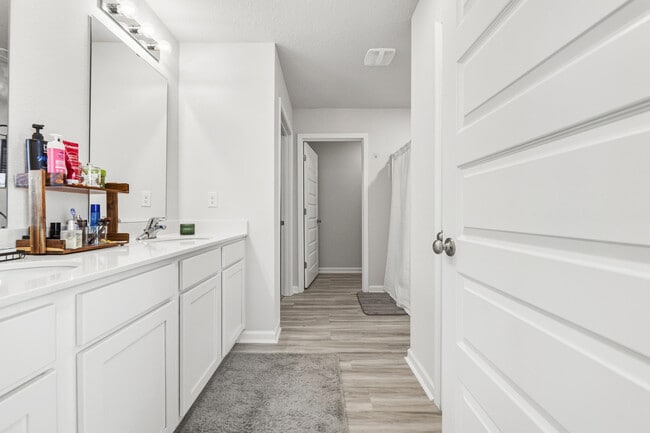 Building Photo - 526 Mary Lou Way