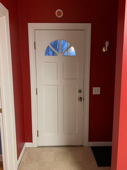 Building Photo - 468 Massasoit Rd