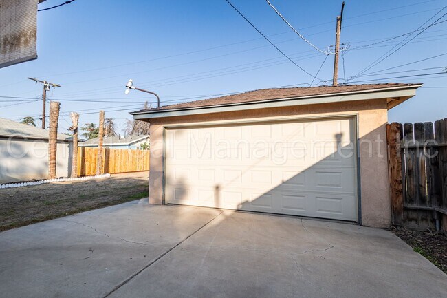 Building Photo - 2 Bedroom/1 Bath Home with Bonus Room  - $1650 per month!