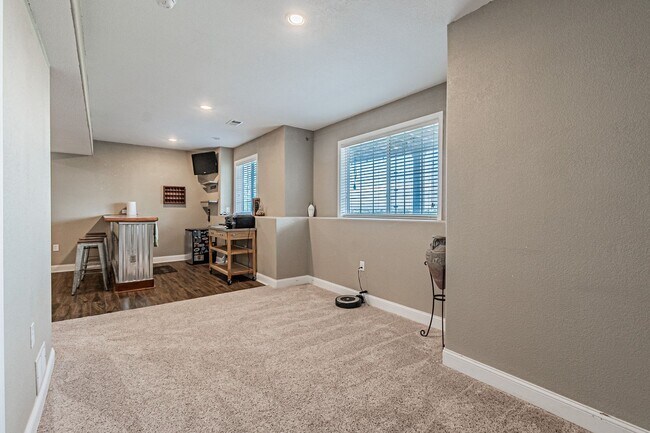 Building Photo - Spacious 5BD, 4BA Castle Rock Home with Fi...