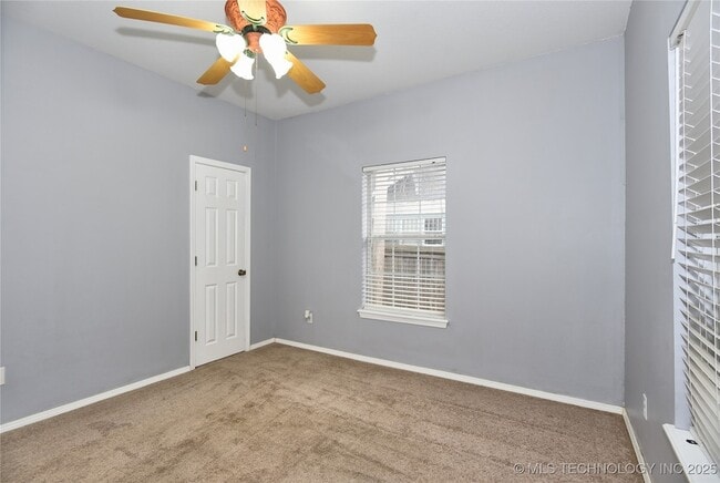 Building Photo - 319 S Gillette Ave