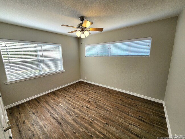 Building Photo - 112 Bluebonnet Rd