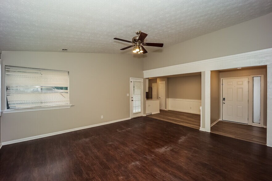 Building Photo - 596 Post Oak Rd