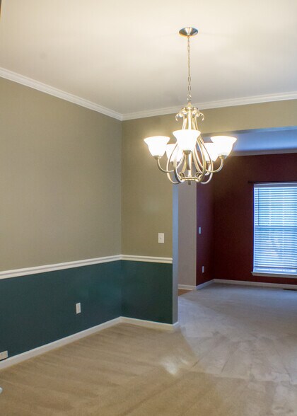Building Photo - 140 Grove Ln S