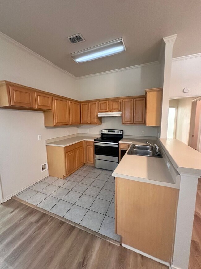 Building Photo - 3/2/2 in a quiet neighborhood located right in the heart of Weatherford.