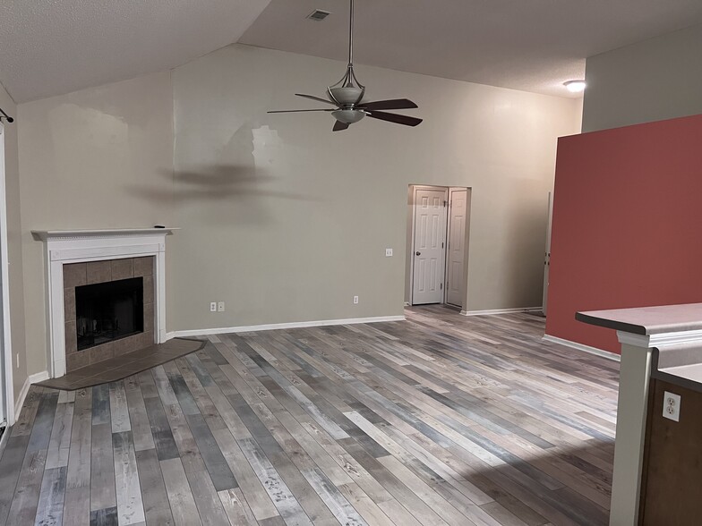 Living - 110 Creekside Cir