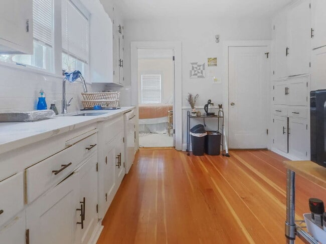 Building Photo - Beautiful Upper Level 3 Bedroom Duplex nea...