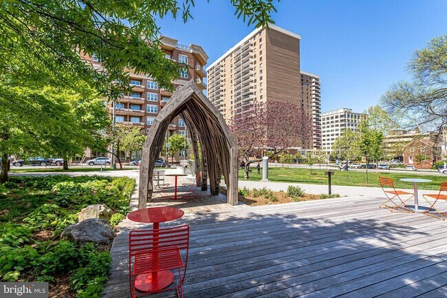 Building Photo - 3800 Fairfax Dr