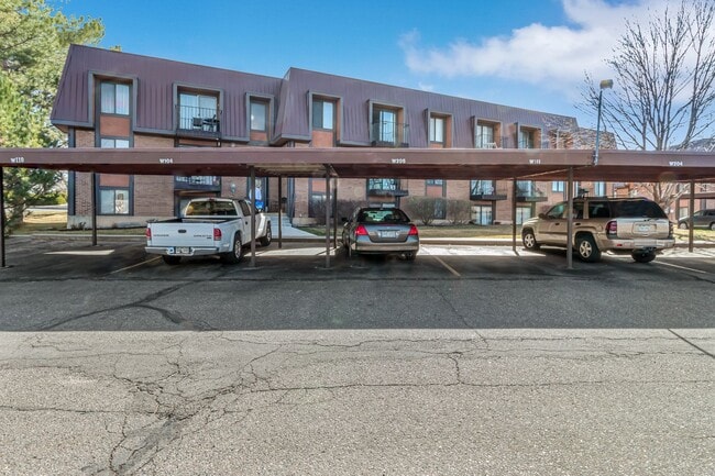 Building Photo - Bright & Spacious 1BD/1BA Top-Floor Unit with Stunning Views!