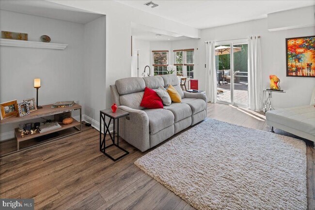 Building Photo - 9 Cromwell Ct