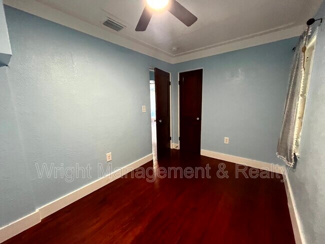 Building Photo - 1215 N Garden Ave